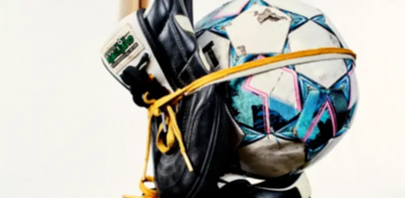 Veja y Magliano lanzan en Colombia zapatillas experimentales inspiradas en fútbol vintage