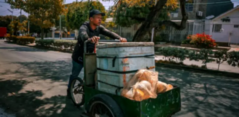 Vendedor de cocos estudia de noche en el Sena Atlántico para ser técnico en refrigeración