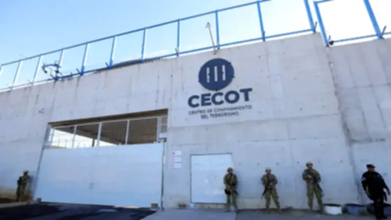 Venezolano deportado a cárcel de El Salvador exige millonaria indemnización a EE.UU.