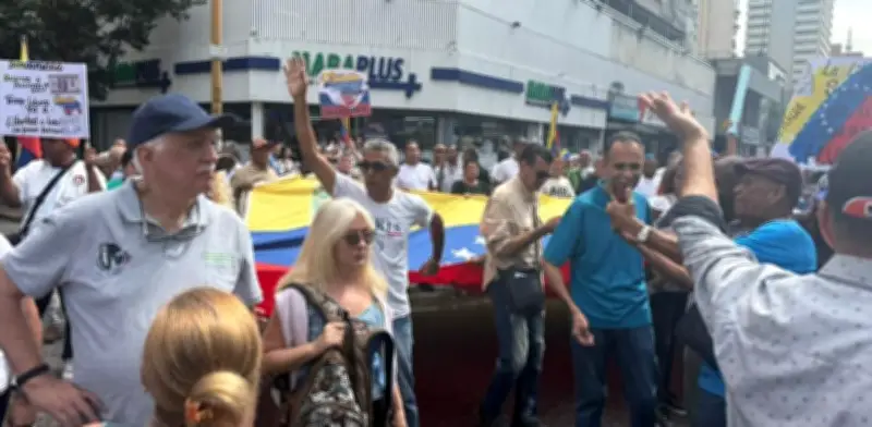 Venezolanos protestan masivamente por salario mínimo congelado en menos de un dólar mensual