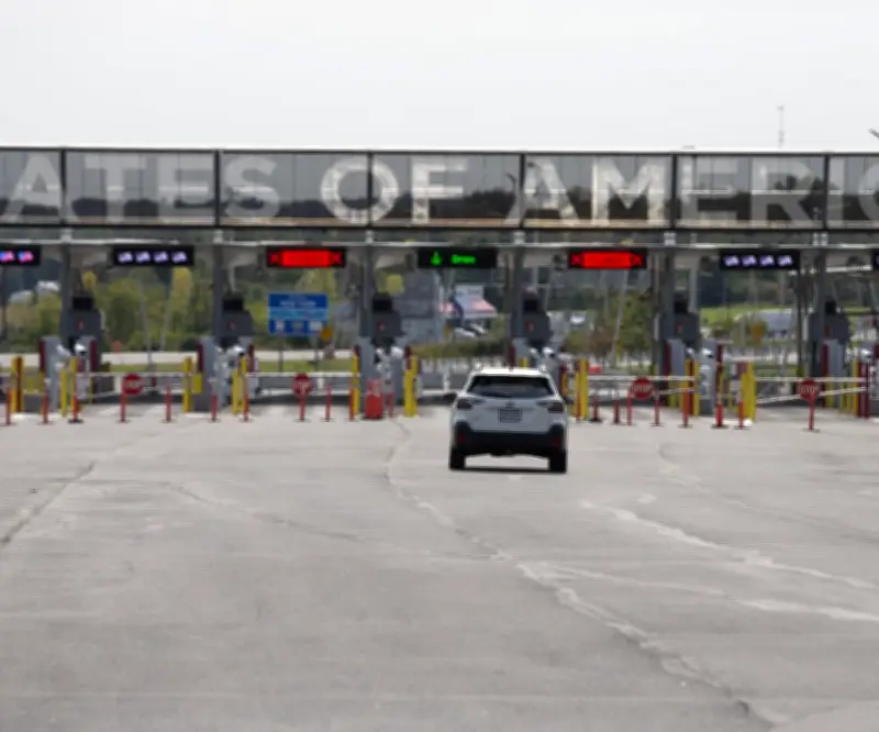 Viajes por carretera de canadienses a EE.UU. caen a mínimo en cuatro años