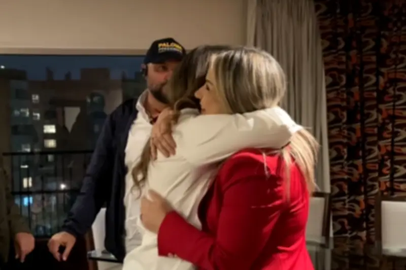 Vicky Dávila y Paloma Valencia sellan la paz con abrazo tras consulta del Centro Democrático