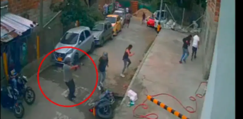 Video capta ataque con fusil en Medellín: dos muertos en barrio La Toscana y tres capturados