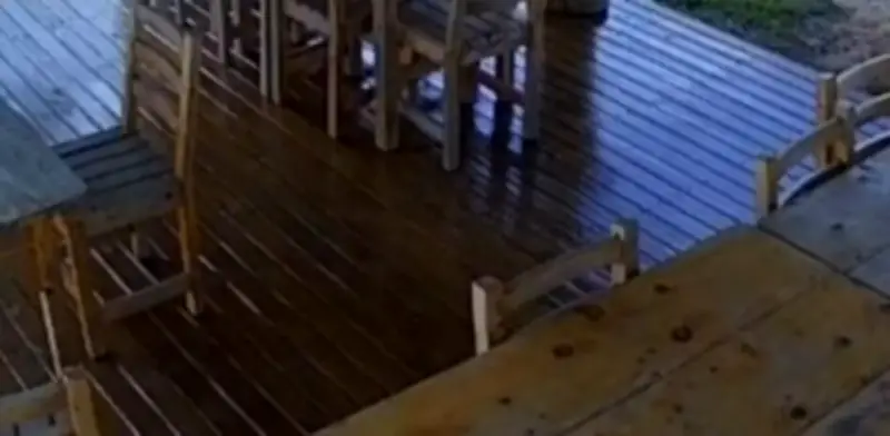 Video capta violento accidente de camioneta a alta velocidad en Antioquia: choca motos y restaurante