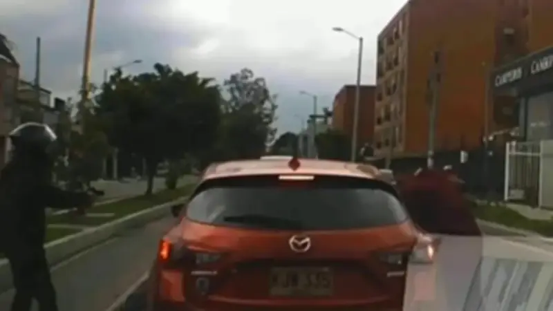 Video capta violento robo a camioneta en Bogotá a plena luz del día