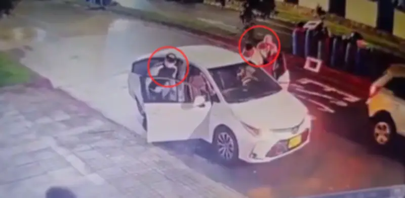 Video viral capta violento atraco a dos mujeres en Usaquén, Bogotá: intimidadas con armas