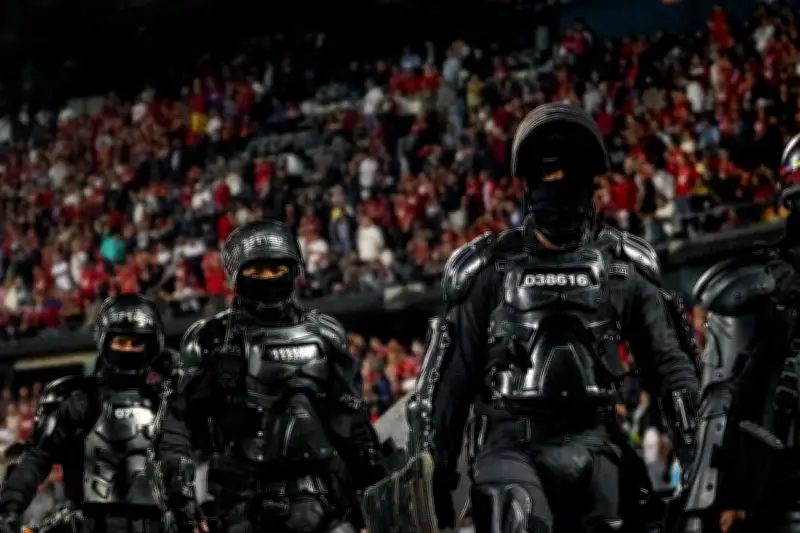 Violencia en el Atanasio Girardot: Trifulca entre hinchas interrumpe partido de fútbol