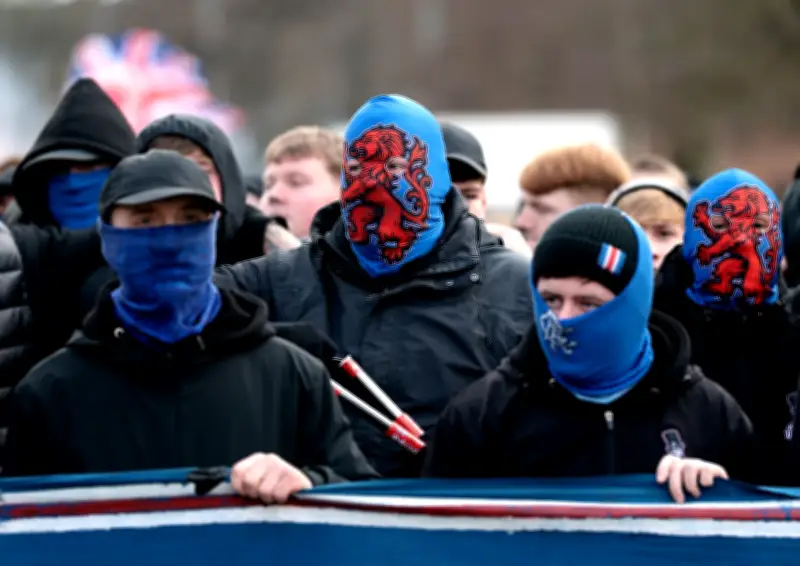 Violencia en el fútbol escocés: clásico Rangers-Celtic termina en batalla campal en el césped