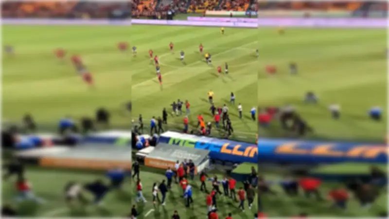 Violencia en el fútbol: Hinchas invaden cancha tras derrota de Junior ante Medellín en el Atanasio Girardot