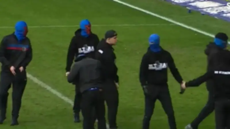 Violencia en el Old Firm: Hinchas invaden la cancha tras eliminación del Rangers
