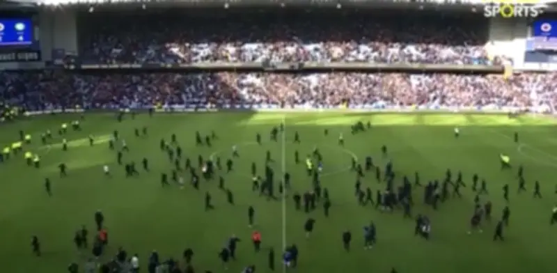 Violenta batalla campal en Old Firm: aficionados invaden cancha tras derbi Rangers-Celtic