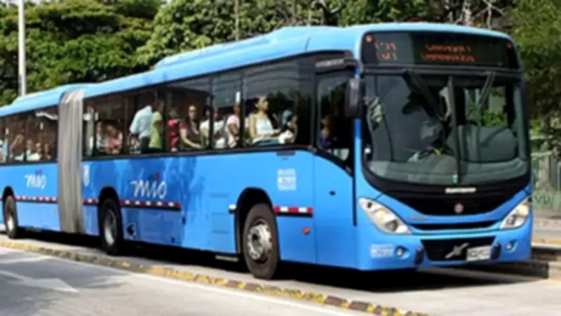 Violenta pelea por un asiento en bus MIO de Cali termina con hombre agrediendo a mujer