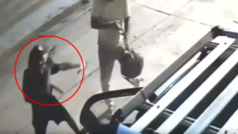 Violento atraco a padre con bebé en brazos en Santa Marta: video capta agresión