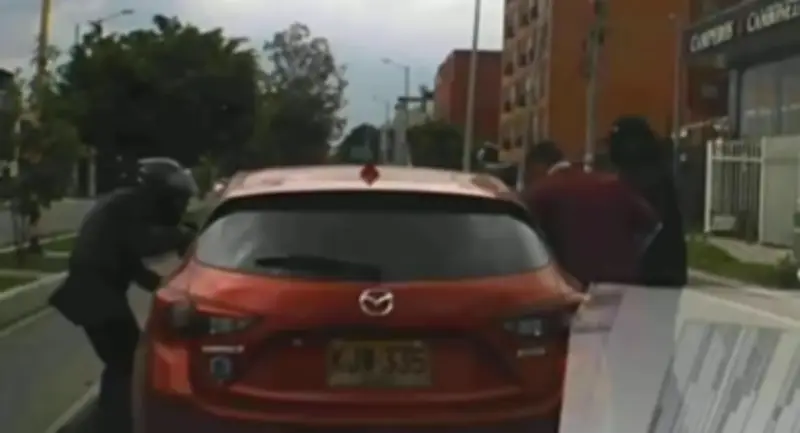 Violento atraco en el norte de Bogotá: delincuentes rompieron vidrios de vehículo en plena vía pública