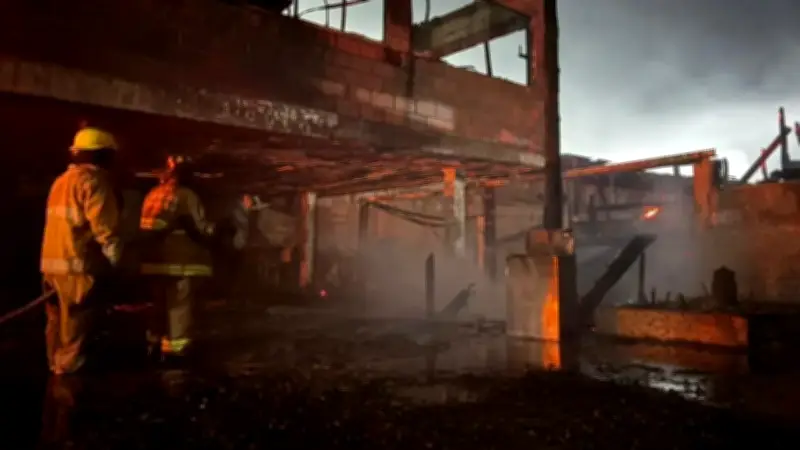 Voraz incendio consume restaurantes en el barrio Las Flores de Barranquilla