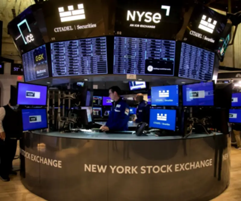 Wall Street adopta estrategia de refugio ante crisis con Irán mientras mercados energéticos centran atención