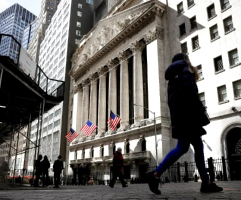 Wall Street cierra semana en rojo por temores inflacionarios y guerra en Medio Oriente