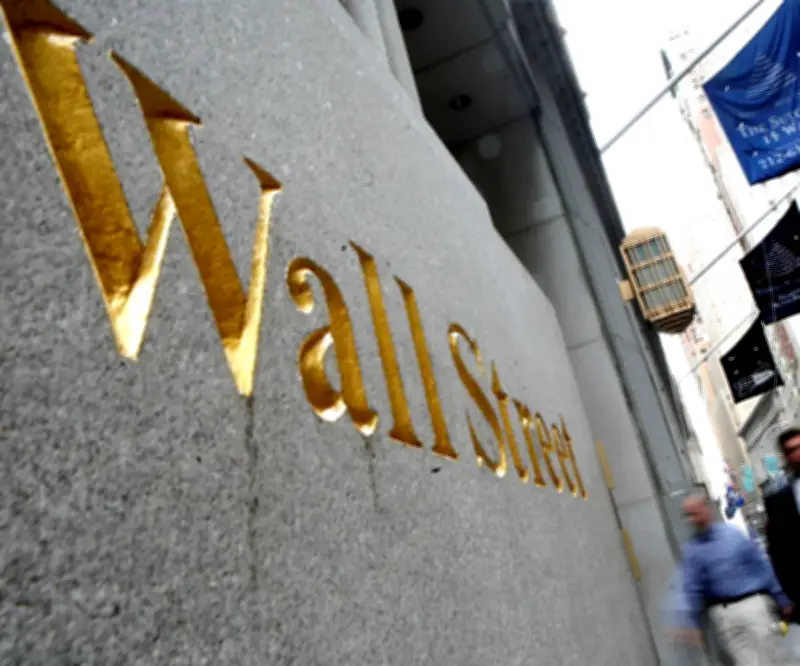 Wall Street se desploma por escalada bélica: petróleo e inflación tensionan mercados