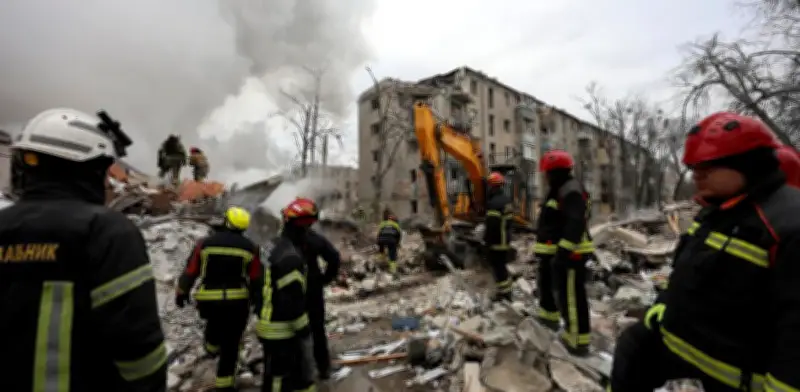 Zelenski solicita a EE.UU. respaldar tregua pascual mientras Rusia rechaza y exige Donbás