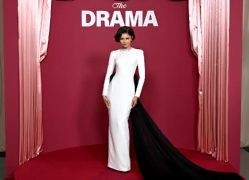 Zendaya y Pattinson inician gira promocional de 'The Drama' con estrategias de moda nupcial