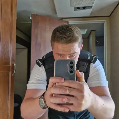 Actor Finnian Garbutt revela diagnóstico terminal de cáncer y reflexiona sobre la vida