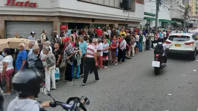 Adultos mayores forman largas filas en Bucaramanga para reclamar bono de $230.000
