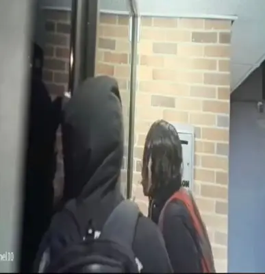 Alerta en Chapinero: Pareja sospechosa ingresa a edificios sin portería para cometer hurtos