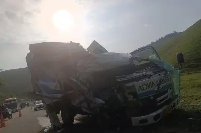 Ambulancia choca contra árbol en Antioquia: cuatro lesionados y una camioneta afectada
