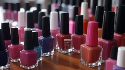 Autoridades sanitarias prohíben 136 esmaltes semipermanentes en Colombia por riesgos para la salud