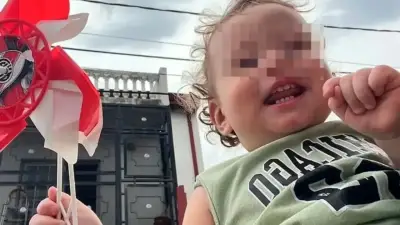 Bebé de 12 meses fallece tras atragantarse con una uña postiza en trágico accidente