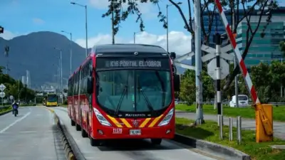 Bloqueos en TransMilenio por manifestaciones afectan la troncal Caracas en Bogotá