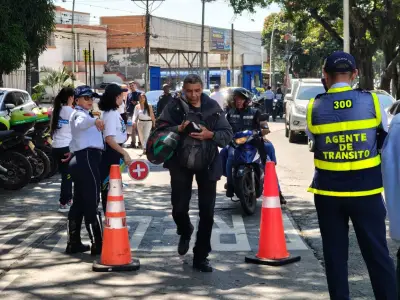 Cali regala cascos a motociclistas en campaña de seguridad vial 'Pasos Seguros'