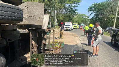 Camión con aceite se volcó en Turbaco por falla mecánica en la vía Cartagena-San Onofre