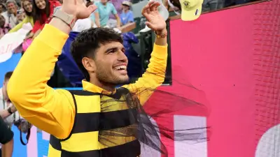 Carlos Alcaraz avanza en Indian Wells y celebra con disfraz de abeja tras vencer a Norrie