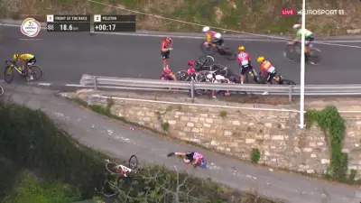 Ciclista italiana sufre grave caída en Milán-San Remo femenina mientras Kopecky se corona campeona