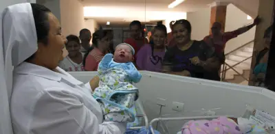 Colombia enfrenta implosión demográfica: nacimientos caen a mínimos históricos en 2025