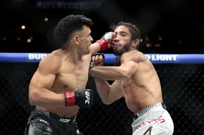 Colombiano Javier Reyes vence por nocaut técnico en UFC Peso Pluma en México