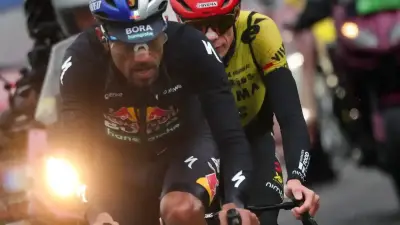 Daniel Martínez brilla en París-Niza: colombiano entra al top 3 tras arrasar en montaña