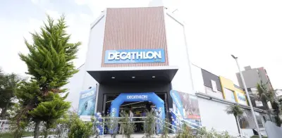Decathlon duplica su isla comercial en Ibagué con foco en deporte de montaña