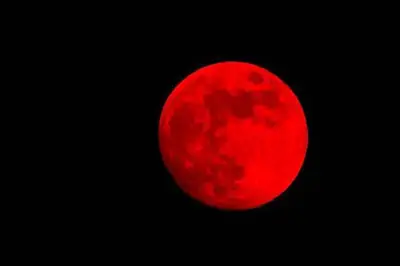 Eclipse lunar total teñirá la Luna de rojo este martes: así podrá verlo en Colombia