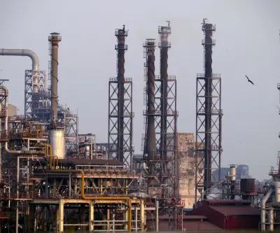 EE.UU. autoriza temporalmente compra de petróleo ruso para contener precios