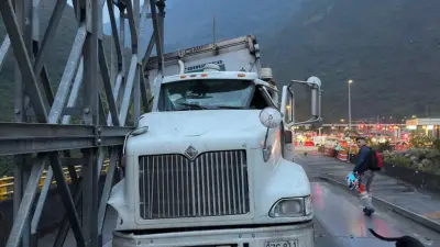 Emergencia vial en la Vía al Llano: tractocamión impacta puente militar y genera cierre total