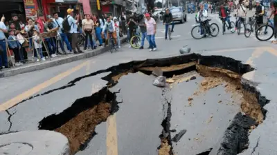 Enorme socavón en Suba: reparación tomará hasta un mes tras fractura de tuberías