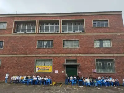 Escuela Normal de Charalá sigue en espera tras protesta por daños del vendaval de 2023