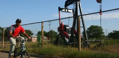 Estados Unidos autoriza a empresas explotar y comercializar petróleo venezolano