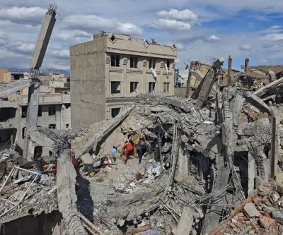 Estados Unidos e Israel bombardean instalaciones nucleares iraníes mientras Teherán ataca el Golfo