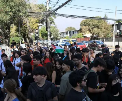 Estudiantes chilenos marchan contra aumento de combustibles y políticas educativas de Kast