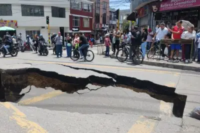 Gigantesco cráter en Suba: vecinos exigen soluciones definitivas tras hundimiento de vía principal