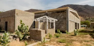 Gobernación y Alcaldía enfrentadas por megacolegio inconcluso en Taganga: ¿demoler o terminar?