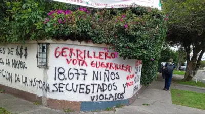 Grafitis y mensajes de odio vandalizan sede de campaña del Pacto Histórico en Usaquén